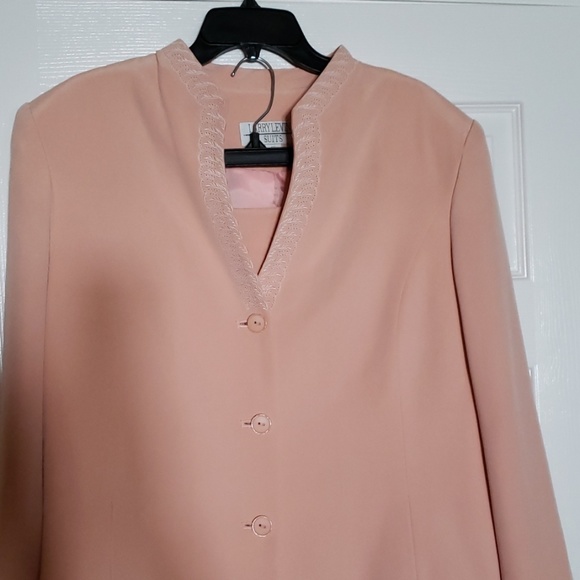 Larry Levine Dresses & Skirts - Stunning silk suit *HOST PICK*